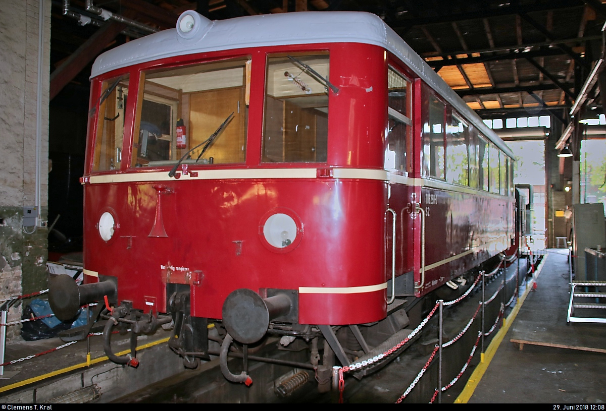 Anlässlich der Eröffnung der neuen Zugbildungsanlage (ZBA) in Halle (Saale) nahe der Berliner Brücke öffnete auch das DB Museum Halle (Saale) bei freiem Eintritt seine Pforten.
Blick auf Verbrennungstriebwagen 186 258-0 (VT 135 110) der Traditionsgemeinschaft Bw Halle P e.V., der im Ringlokschuppen ausgestellt ist.
(Neubearbeitung)
[29.6.2018 | 12:08 Uhr]