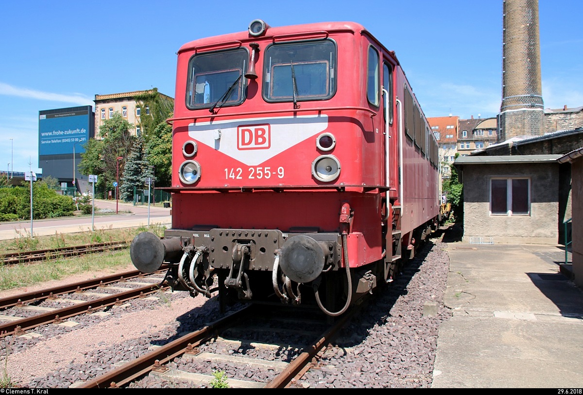 Anlässlich der Eröffnung der neuen Zugbildungsanlage (ZBA) in Halle (Saale) nahe der Berliner Brücke öffnete auch das DB Museum Halle (Saale) bei freiem Eintritt seine Pforten.
Blick auf 142 255-9 (242 255) der Traditionsgemeinschaft Bw Halle P e.V., die auf dem Museumsgelände ausgestellt ist.
[29.6.2018 | 12:32 Uhr]