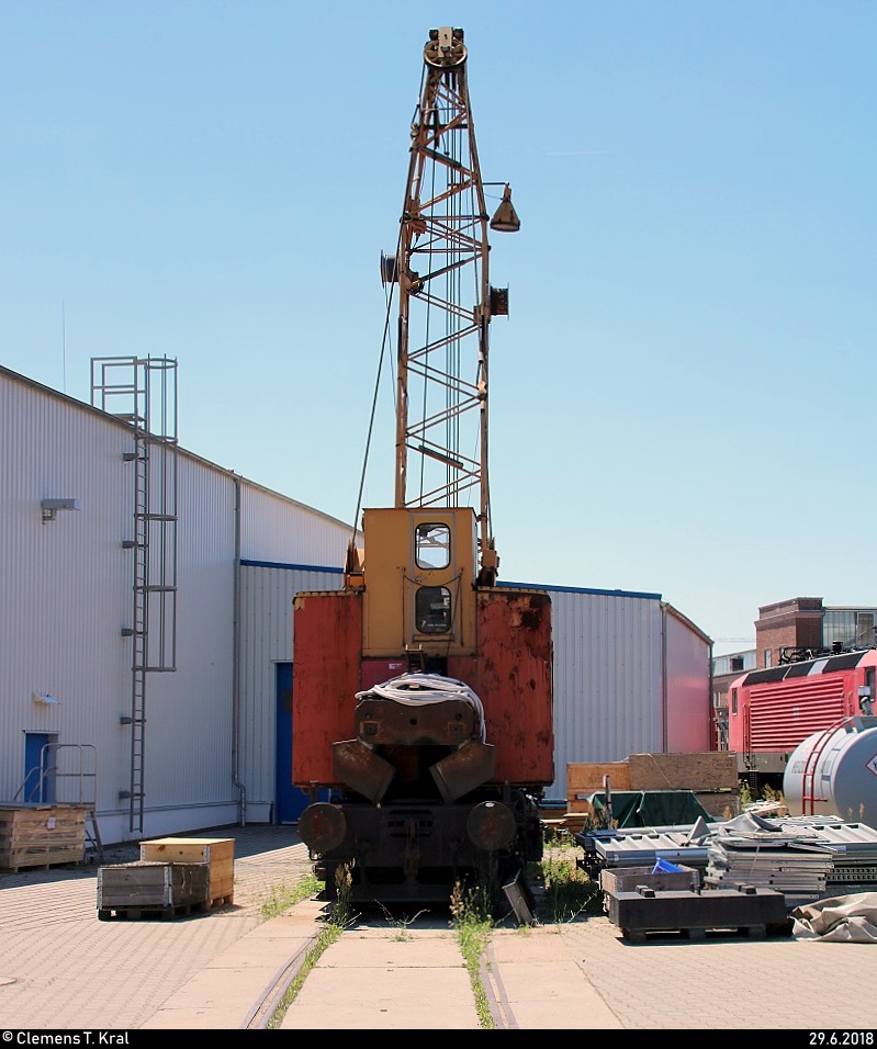 Anlässlich der Eröffnung der neuen Zugbildungsanlage (ZBA) in Halle (Saale) nahe der Berliner Brücke öffnete auch das DB Museum Halle (Saale) bei freiem Eintritt seine Pforten.
Blick vom Museumsgelände auf einen Kohlekran, der in der Werkstatt von DB Regio Südost steht.
[29.6.2018 | 12:32 Uhr]