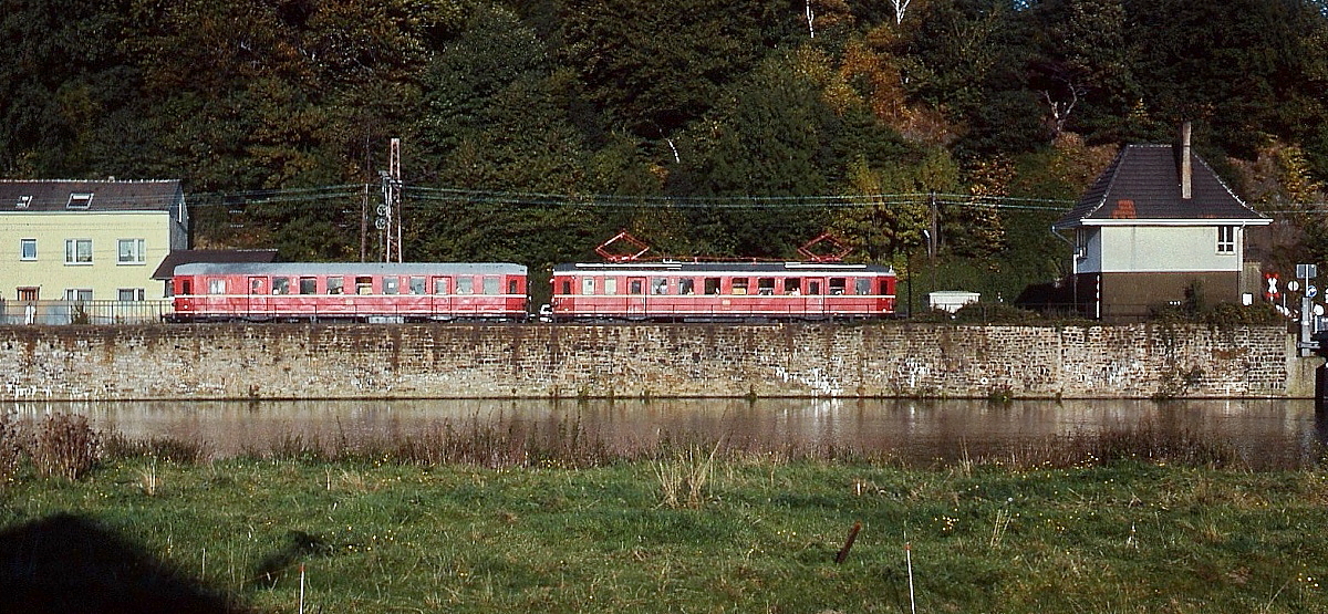 Anläßlich der Fahrzeugausstellung in Bochum-Dahlhausen zum 150-jährigen Jubiläum der deutschen Eisenbahnen im Oktober 1985 wurden Sonderzüge zwischen Bochum-Dahlhausen und Hattingen/Ruhr eingesetzt. Hier fahren ET 85 07 und ES 85 16 an der Ruhr entlang von Bochum-Dahlhausen nach Hattingen.
