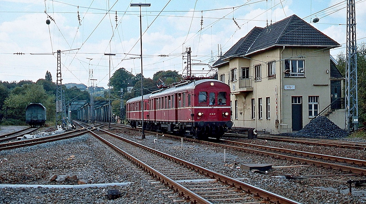 Anläßlich der Fahrzeugausstellung in Bochum-Dahlhausen zum 150-jährigen Jubiläum der deutschen Eisenbahnen im Oktober 1985 wurden Sonderzüge zwischen Bochum-Dahlhausen und Hattingen/Ruhr eingesetzt. Auf dem Bild fahren ET 85 07 und ES 85 16 am inzwischen abgerissenen Hattinger Stellwerk vorbei in den Bahnhof Hattingen ein.