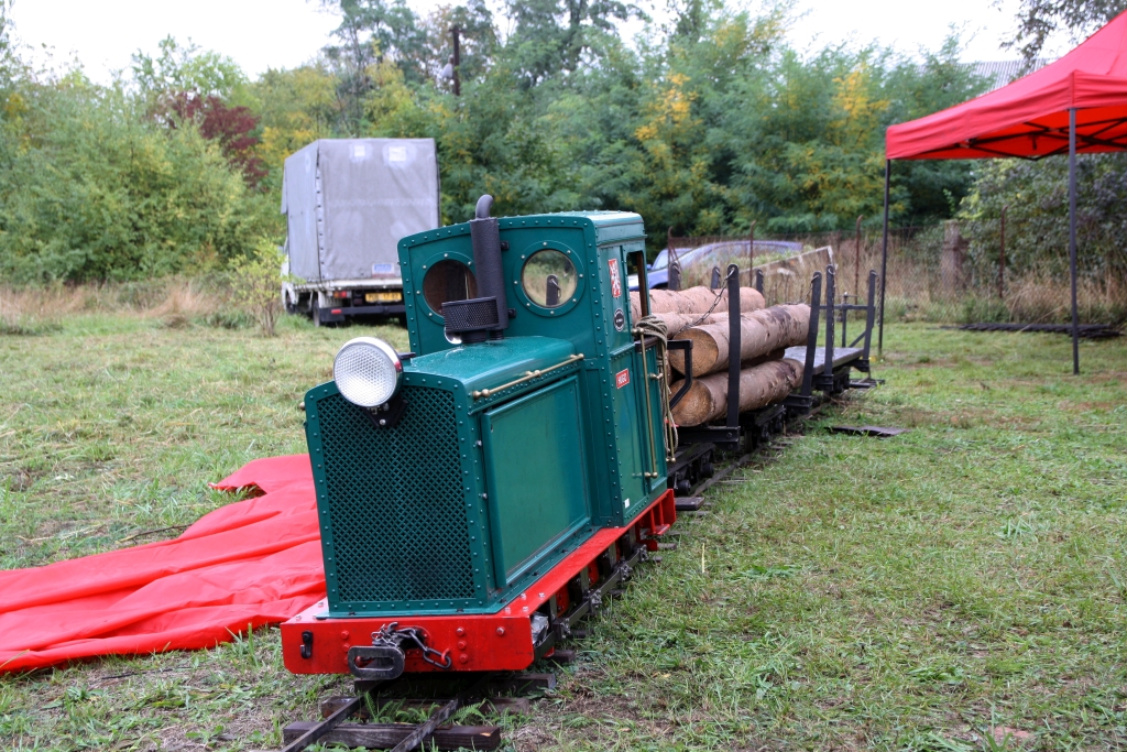 Anlässlich der Feierlichkeiten  120 Jahre Chrudimsky Lokalbahn  am 05.Oktober 2019 war unter anderem diese Feldbahnlok namens  Hugo  beim Bahnhof Slatinany ausgestellt.