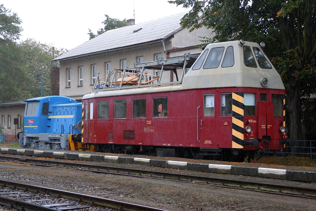 Anlässlich der Feierlichkeiten  120 Jahre Chrudimsky Lokalbahn  am verregnetem 05.Oktober 2019 war im Bahnhof Chrudim mesto unter anderem der CSD M131.2053 und die T211.0813 ausgestellt.