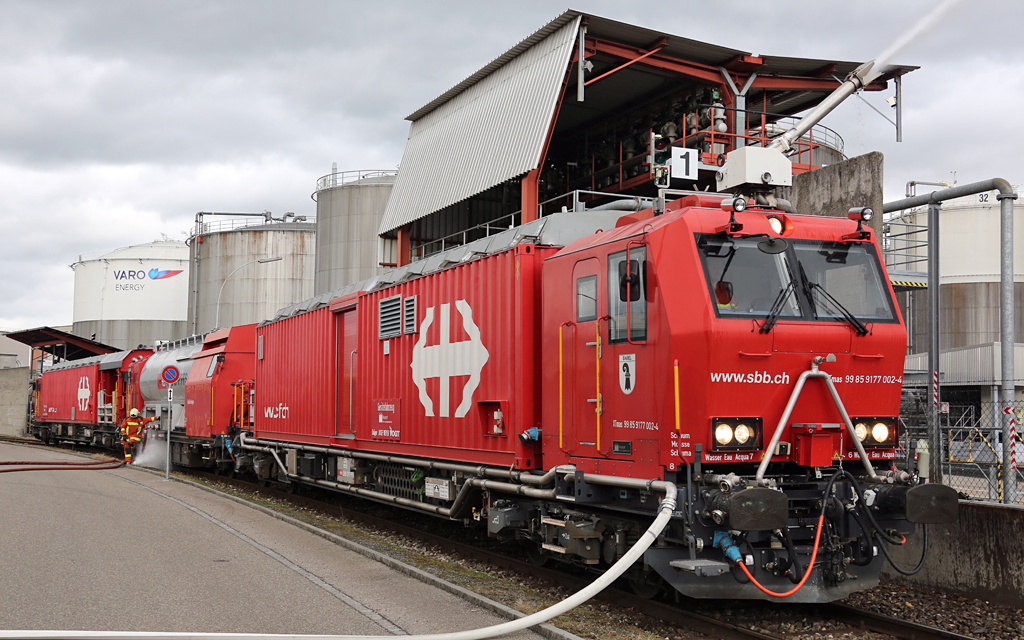 Anlsslich der Feuerwehr Schlussbung des Oelsttzpunktes Birsfelden, nahm auch der Lschzug der SBB der in Basel Stationiert ist Teil. Hier der Steuermaterial Wagen XTmas 9174 002-4 im Birsfelder Hafen am 2. November 2013. Der Wasserwerfer ist voll im Einsatz.