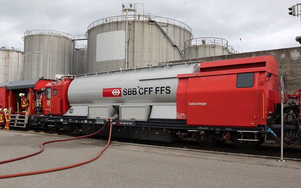 Anlsslich der Feuerwehr Schlussbung des Oelsttzpunktes Birsfelden, nahm auch der Lschzug der SBB der in Basel Stationiert ist Teil. Hier der Tanklsch Wagen Xans 9375 002-4 im Birsfelder Hafen am 2. November 2013.