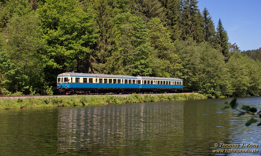 Anläßlich einer Fotosonderfahrt war am 26. Mai 2012 der VT07 der Regentalbahn an der Wanderbahn unterwegs. Hier aufgenommen am Stauwehr bei Gumpenried.