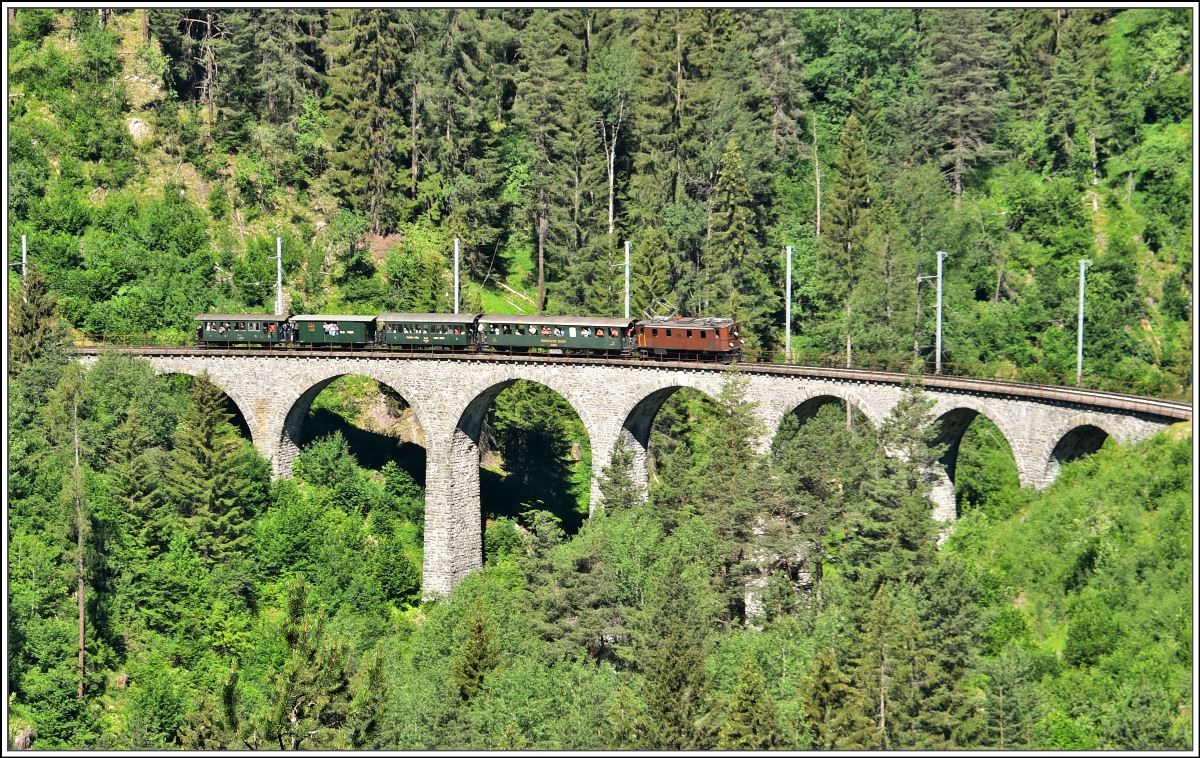 Anlässlich der Generalversammlung Club 1889, Historic RhB in Filisur verkehrten heute zwei Nostalgiezüge von Landquart nach Samedan mit der Ge 4/6 353 und Samedan nach Landquart mit der Ge 2/4 222. Ge 4/6 353 mit Extrazug 2121 auf dem Schmittentobelviadukt. (23.06.2018)