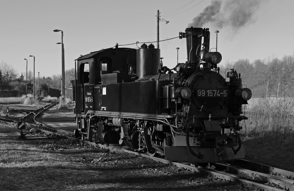 Anläßlich der Glühweinfahrten 2013 gibt's von mir eine kleine Bilderserie die allerdings eher einen Herbst- oder Osterdampf vermuten läßt und nicht das Aufnahmedatum 30.Dezember. Zum Einsatz kam die zur Zeit einzig betriebsfähige IV K der Döllnitzbahn die 99 1574-5, die mit der Druckluftbremse. 