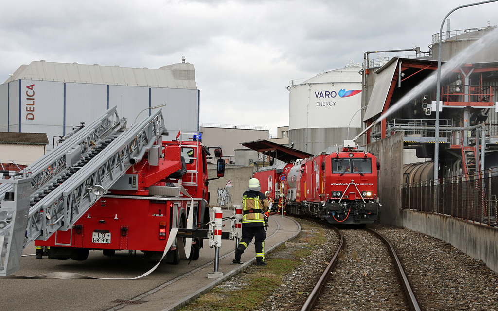 Anlsslich der Grenzberschreiteten Feuerwehrbung im Hafen von Birsfelden, nahm auch der Lschzug der SBB der in Basel Stationiert ist Teil. Hier der Steuermaterial Wagen XTmas 9174 002-4 mit einer ADL der FW Grenzach Wyhlen (D) im Birsfelder Hafen am 2. November 2013.