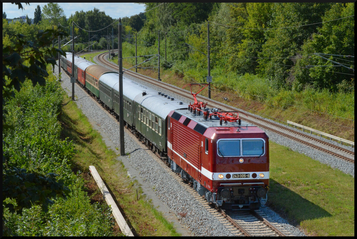 Anl�sslich der HanseSail verkehrte am 08.08.2026 die Elektrolok des BW Halle P 143 005-7 alias 243 005-6 mit dem LDC-Sonderzug DZ 4770 Cottbus - Warnem�nde und konnte hier kurz vor dem Ziel in Rostock Lichtenhagen fotografiert werden.