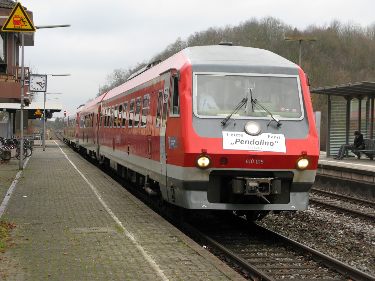 Anlässlich der letzten Fahrt des VT 610 015 und 610 519 als RE 39501 konnte ich den Doppelzug am Bahnhof Hersbruck rechts der Pegnitz am 16.12.2014 um 14.22 noch einmal fotografieren.
Ein trauriger Tag, da dieser Pendolino bis auf anfängliche Kinderkrankheiten zuverlässig bis zum Schluß fuhr.