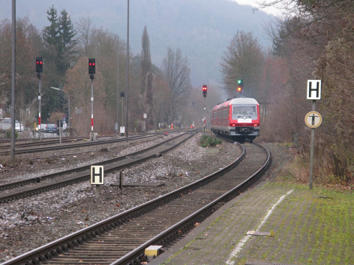 Anlässlich der letzten Fahrt des VT 610 015 und 610 519 als RE 39501 konnte ich den Doppelzug am Bahnhof Hersbruck rechts der Pegnitz am 16.12.2014 um 14.23 noch einmal fotografieren. Hier der Nachschuß bei der Ausfahrt nach Hof.
Ein trauriger Tag, da dieser Pendolino bis auf anfängliche Kinderkrankheiten zuverlässig bis zum Schluß fuhr.