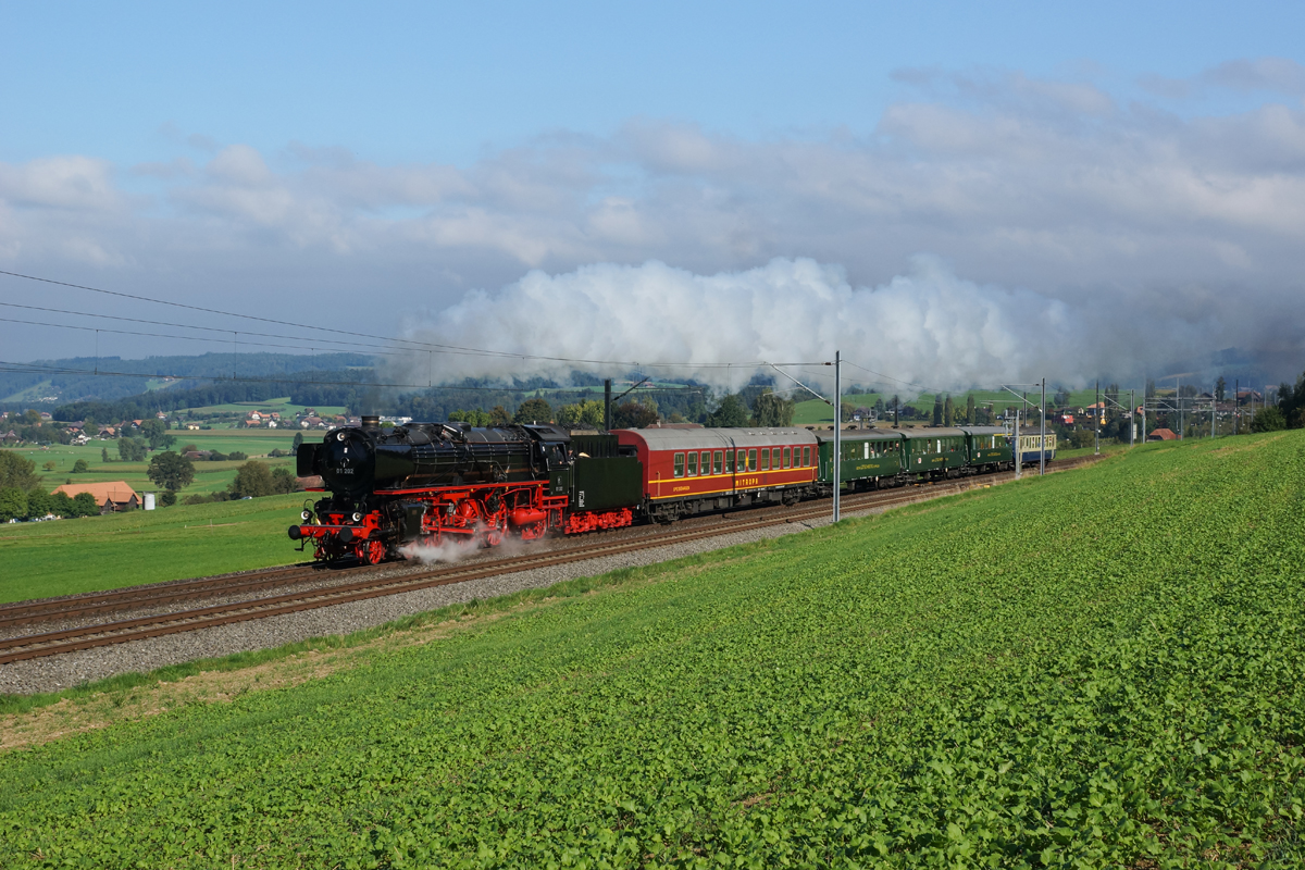 Anlässlich der  Lysser Dampffahrten  führte die Pacific 01 202 am Morgen des 14.09.2014 einen Extrazug von Lyss nach Konolfingen. Ich konnte die Lok bei wunderbarem Morgenlicht in der Nähe von Tägertschi ablichten.