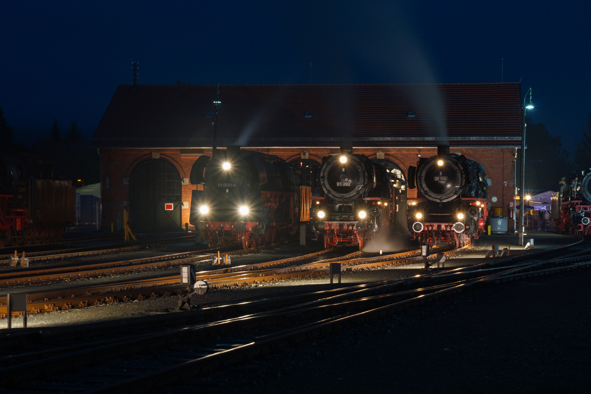 Anlässlich der  Nacht der Sinne  stehen 01 509, die Pacific 01 202 und 01 150 wunderschön beleuchtet im Kohlehof von Neuenmarkt-Wirsberg.