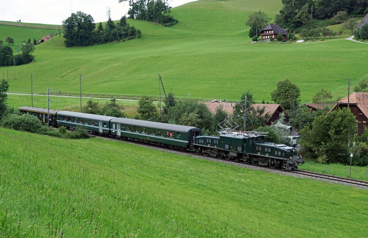 Anlässlich der Napfrundfahrt vom 8. August 2021 wurden mit dem Krokodil von SBB Historique auch die Geleise der Emmentalbahn befahren. 
Ce 6/8 14305 mit ihrem Extrazug 1. Klasse bei Dürrenroth.
Foto: Walter Ruetsch 