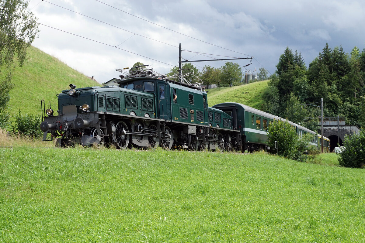 Anlässlich der Napfrundfahrt vom 8. August 2021 wurden mit dem Krokodil von SBB Historique auch die Geleise der Emmentalbahn befahren. 
Fotografiert habe ich die Ce 6/8 14305 mit ihrem Extrazug 1. Klasse bei Sumiswald anlässlich einem zufälligen Bahnbilder.de-Treffen mit Julian Ryf. Gemeinsam freuten wir uns nicht nur über die historische Lok sondern auch über die kleine Prise Sonne.
Deine Aufnahme vom Dampfzug bei Gammenthal mit der DBB Ed 3/4 51 gefällt mir sehr gut.
Foto: Walter Ruetsch 
