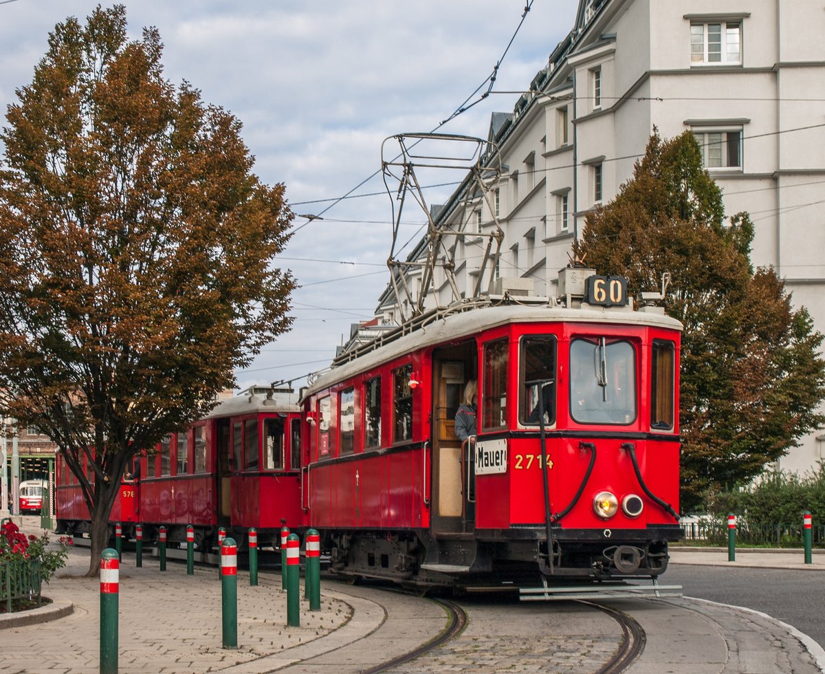 Anlässlich der Parade  150 Jahre Wiener Tramway  verkehrte auch die imposante Garnitur N 2714 + n1 5814 + n1 5786.

Die 1925 gebauten Stadtbahnwagen wurden ab den 1930er Jahren auch auf der Straßenbahn eingesetzt und prägten so bis in die späten 60er Jahre das Erscheinungsbild der Straßenbahnlinie 60.

Wien, 27.09.2015