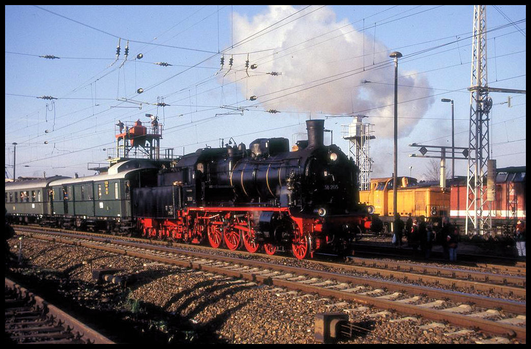 Anläßlich der Parade am 26.10.1996 im BW Arnstadt kam 38205 mit einem Sonderzug nach Arnstadt, hier bei der Vorbeifahrt am BW Arnstadt.