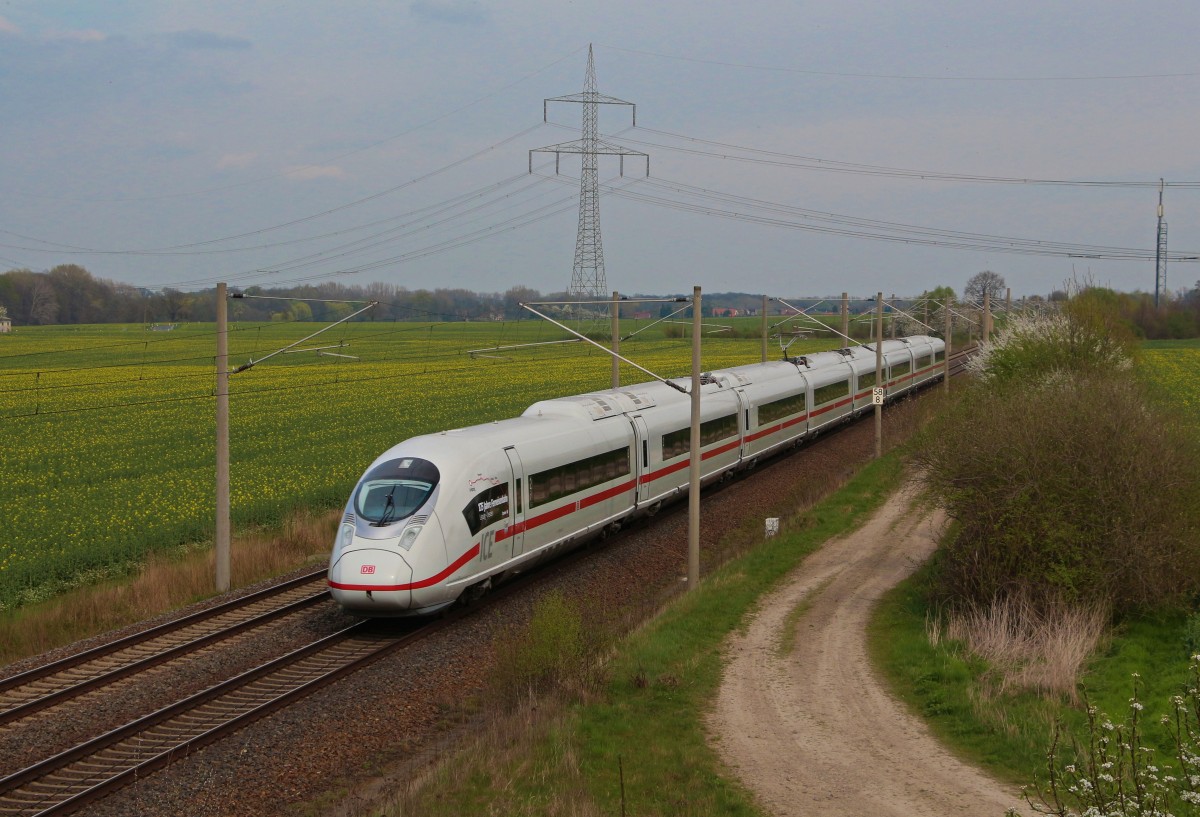 Anlässlich zur Eröffnung der Festwoche   175 Jahre Erste Deutsche Ferneisenbahn   war 407 015/515 als ICE 2582 zwischen Leipzig und Dresden unterwegs. An Bord waren zahlreiche geladene Gäste, wie z.B Bahnchef Rüdiger Grube. Hier konnte der Velaro D mit seiner speziellen Beklebung zwischen seinen Halten Oschatz und Riesa festgehalten werden. Bornitz am 07.04.14