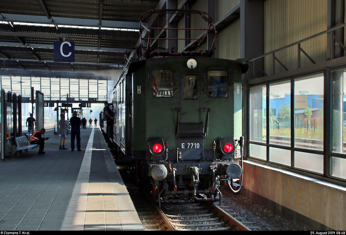 Anlässlich der zweiten Parallelfahrt zwischen Flöha und Freiberg(Sachs) im Rahmen des 28. Heizhausfests des Sächsischen Eisenbahnmuseum Chemnitz-Hilbersdorf e.V. (SEM) steht einer der beiden Parallelzüge nach Freiberg(Sachs) mit 50 3648-8 des SEM und E 77 10 der Interessengemeinschaft Bw Dresden Altstadt e.V. in seinem Startbahnhof Chemnitz Hbf auf Gleis 14.
[25.8.2019 | 8:48 Uhr]