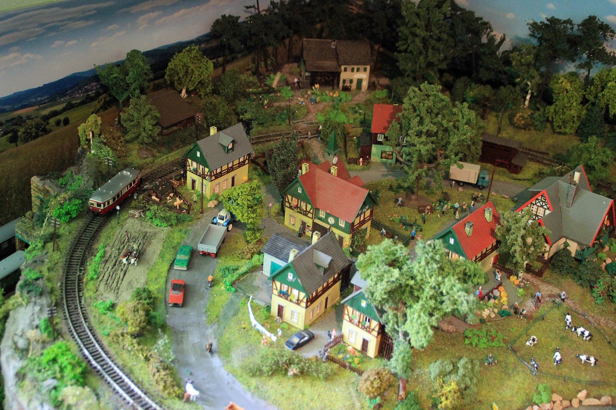 Anlage  Von Birkenthal nach Waldaue Spur TT
Aufnahmedatum: 23.04.14

VT 133 vorbei an der Gemeinde Waldberg mit Ölmühle im Hintergrund 