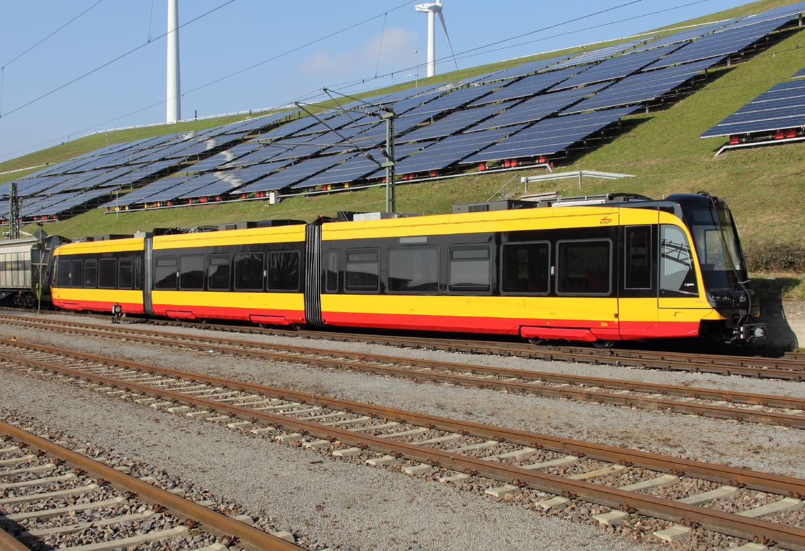 Anlieferung eines neuen Straßenbahntriebwagen Typ NET2012 Nr.334 im Rheinhafen Karlsruhe 11.02.2015