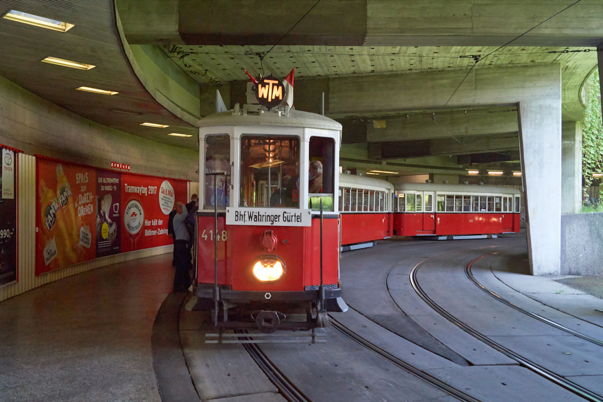 Anlsslich des Tramwaytages 2017 war ein M-k6-k6-Zug, bestehend aus M 4148 und den k6 1518 und 1530 zwischen dem Bahnhof Grtel und Schottentor unterwegs. Im Untergeschoss der Haltestelle Schottentor steht der Zug abfahrbereit fr die Rckfahrt zum Bahnhof Grtel.