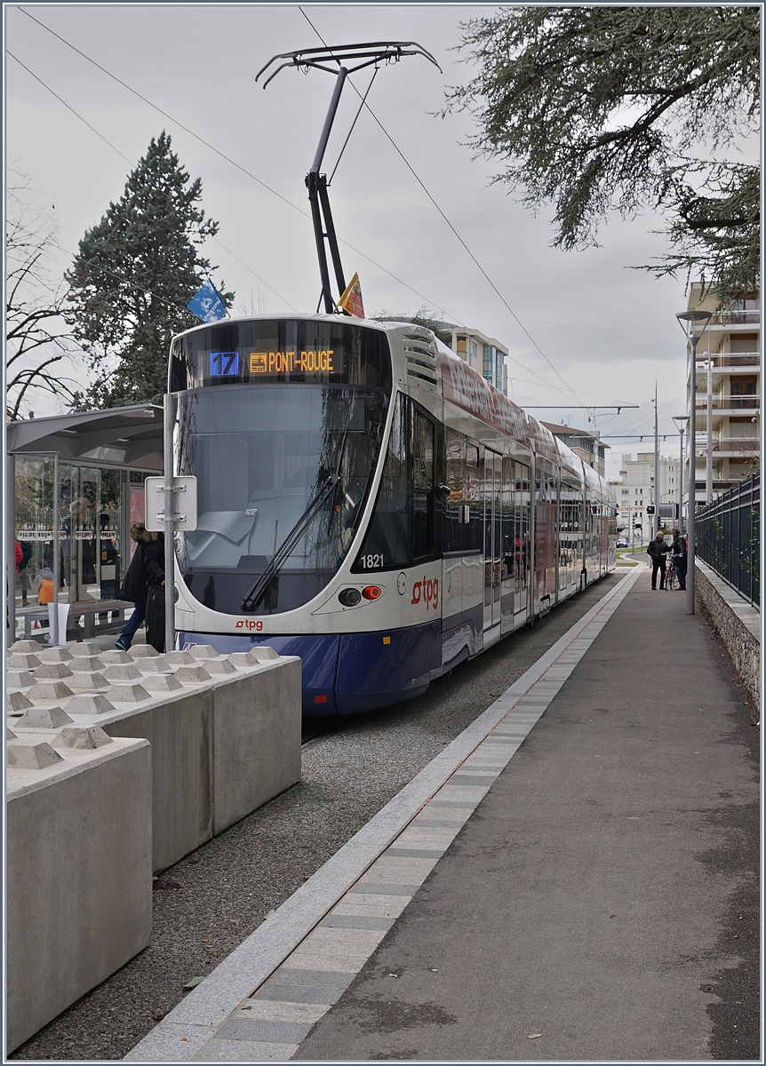 Annemasse, Parc Montessuit; Endstation der neuen tpg Linie 17 von Lancy Pont Rouge. 
Im Bild der tpg Tango 1821, bereit zur Rückfahrt.  

15. Dez. 2019