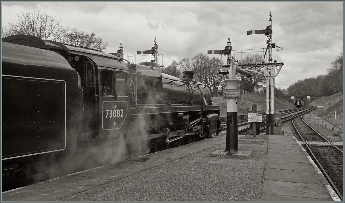 Anno 2016 - erstaunlich viele Museumsbahnen bieten auch heute noch einen Einblick in  vergangen Zeiten . Dieses Jahr besuchten wir die 1960 gegründete die Bluebell Railway, eine der ältesten Museumsbahnen Grossbritanniens.
Auf dem Bild ist die 73082 zu sehen, die in Horsted Keynes auf den Gegenzug wartet. 
23. April 2016