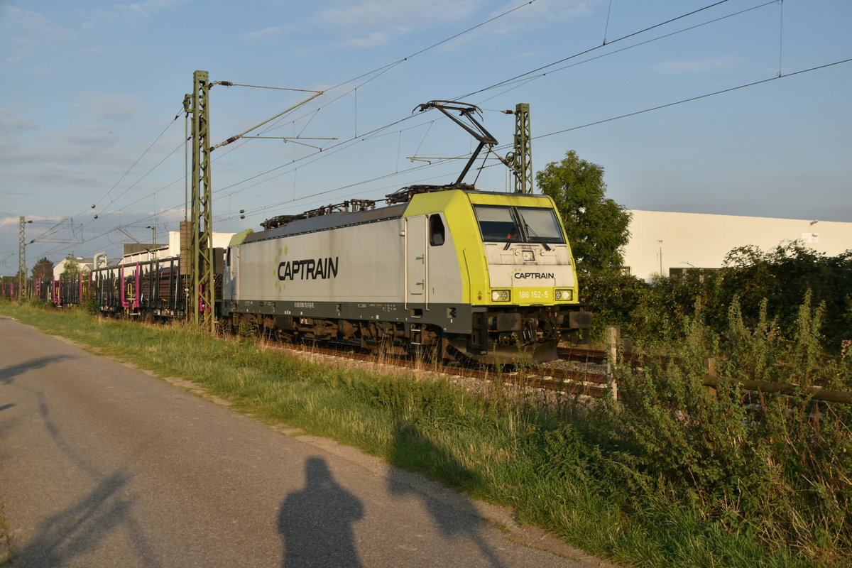 Anrath 10.9.2019 Captrain 186 152 mit einem Rungenwagenzug gen Aachen West unterwegs. 