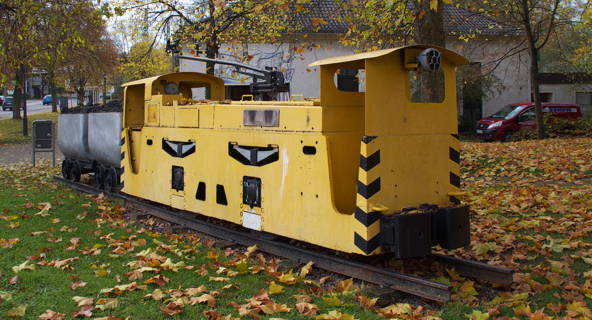 Ans Tageslicht - Nach über 500 Jahren Grabungen nach Kohle und nach über 200 Jahren systematischen Bergbaus an der Saar war Ende April 2012 Schluß. Das Bergwerk Saar in Ensdorf (Grube Duhamel) ging als letztes Bergwerk außer Betrieb. Für diese Grubenlok war es was Positives, denn sie durfte endlich ans Tageslicht. Typisch für den Bergbau an der Saar mit seiner wechselvollen Geschichte müsste es sich um eine Jeumont Fahrdrahtlok aus dem Jahre 1951 handeln, damals waren die Saargruben unter französischer Verwaltung. 14.11.2014 Ensdorf Saar am Bergmannsheim.