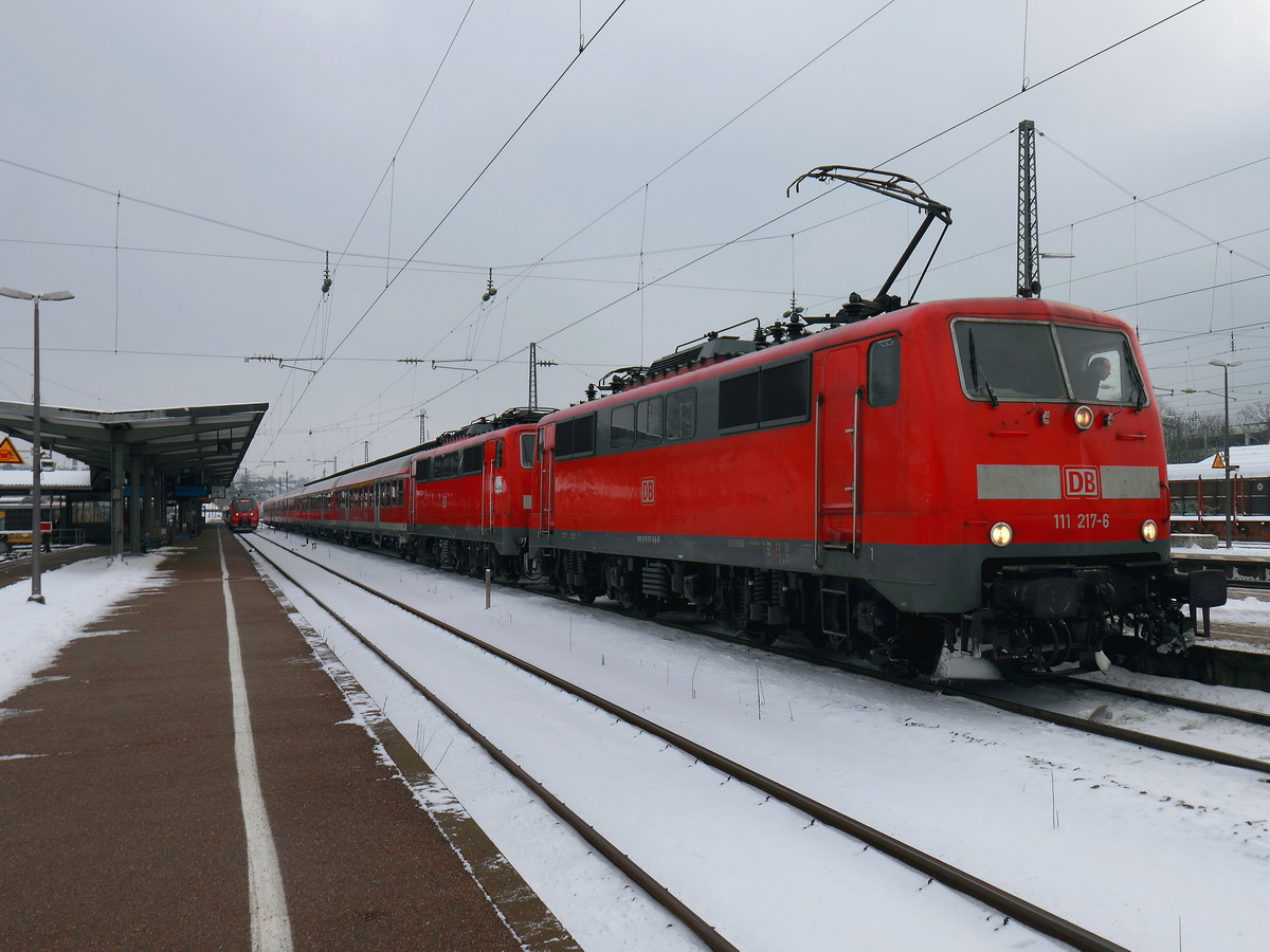 Ansbach, Einfahrt 111 217-6 mit 111 067-5 mit dem verspäteten RE 19902
in Richtung Stuttgart am 21. Januar 2016.
