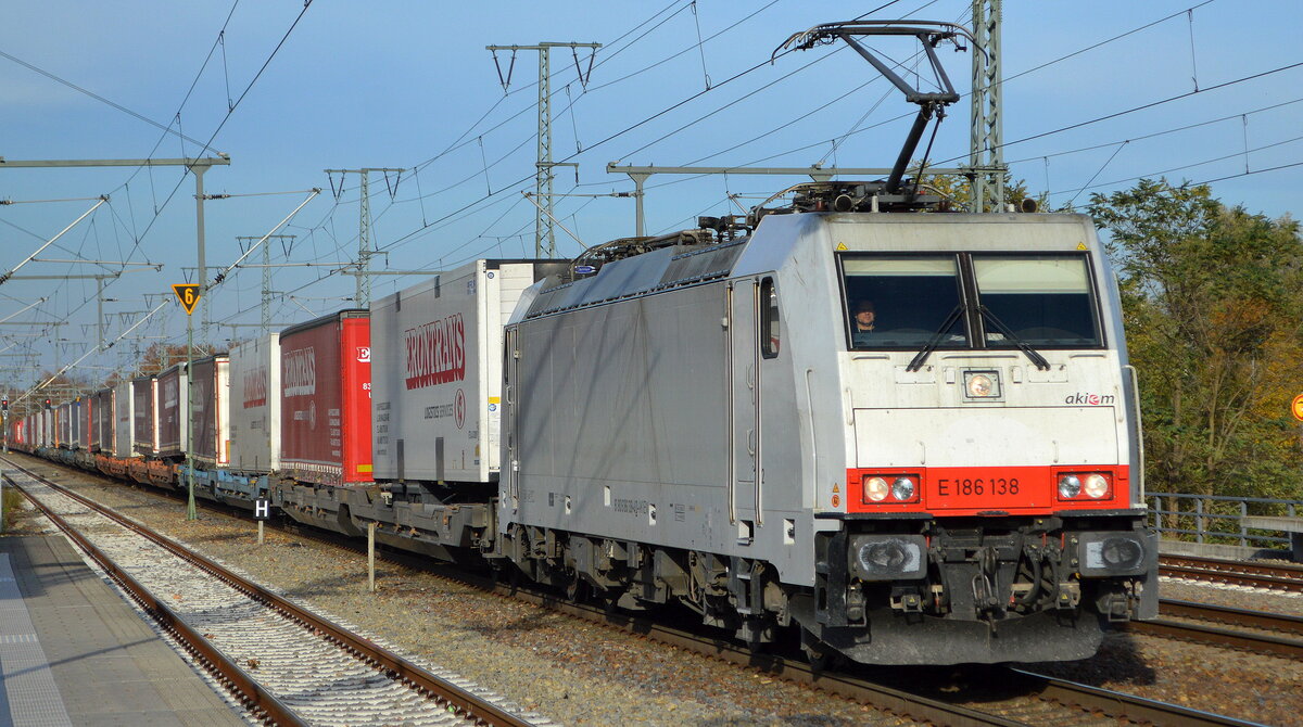 Anscheinend für METRANS im Einsatz?  E 186 138  [NVR-Nummer: 91 80 6186 138-4 D-AKIEM] mit KLV-Zug am 10.11.21 Durchfahrt Bf. Golm.
