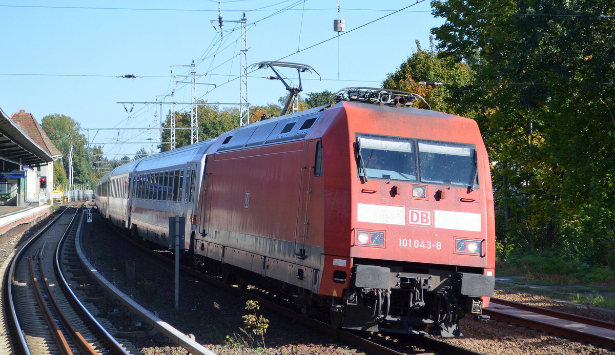 Anscheinende als ICE Ersatz für ICE 1042 aus dem Ostseebad Binz, DB Fernverkehr AG [D]  101 043-8  [NVR-Nummer: 91 80 6101 043-8 D-DB] mit Wagengarnitur am 07.10.22 Berlin Buch.
