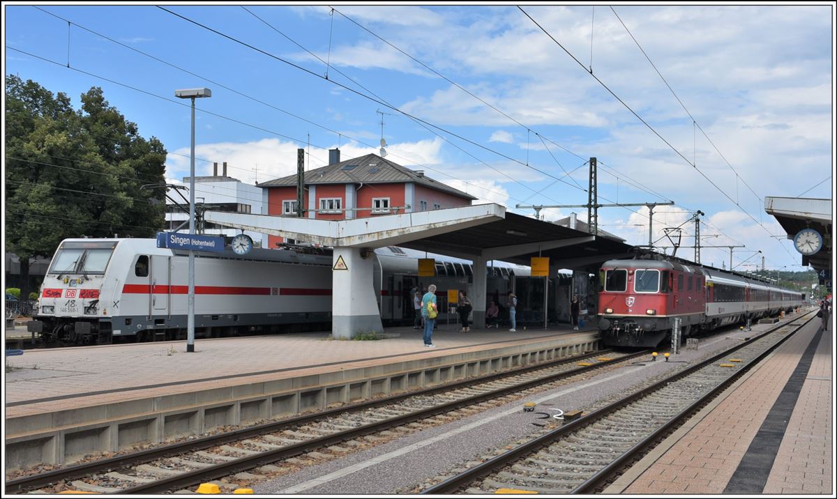 Anschluss am gleichen Bahnsteig in Singen (Htwl) zwischen IC2387 mit 146 568-1 aus Stuttgart zum IC487 mit Re 4/4 II 11304 nach Zürich HB. (16.07.2018)