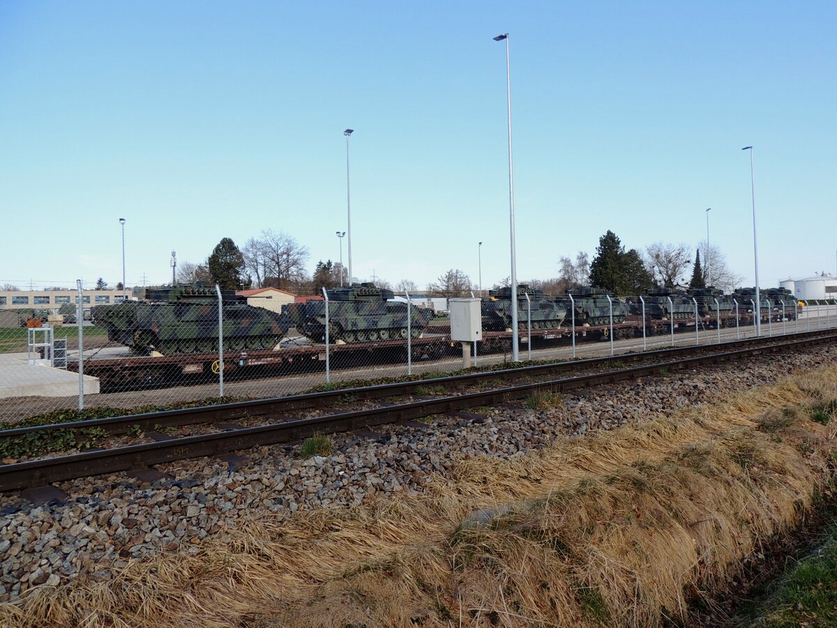 Anschlußgleis der Zehnerkaserne in Ried, entlang der Hausruckbahn, ist fertiggestellt; die ersten 4Waggons(Rs-uu) warten mit Panzer beladen auf den Abtransport; 260328