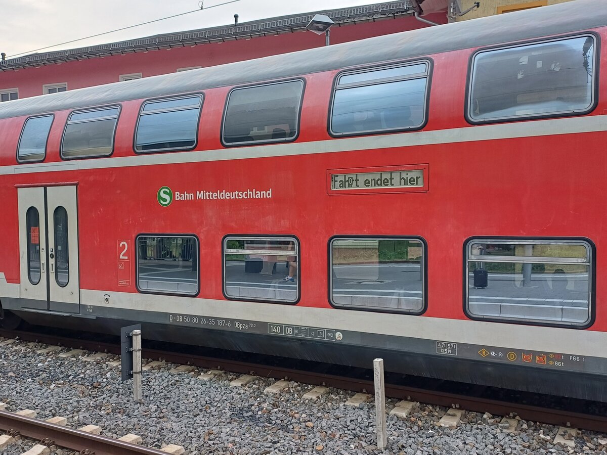 Anschriften des durch eine Türstörung nicht benutzbaren S-Bahn Mitteldeutschland D-DB 50 80 26-35 187-6 DBpza 751.2 im RE 4890  Saale-Express  nach Halle (S) Hbf, am 25.08.2023 in Jena-Göschwitz.