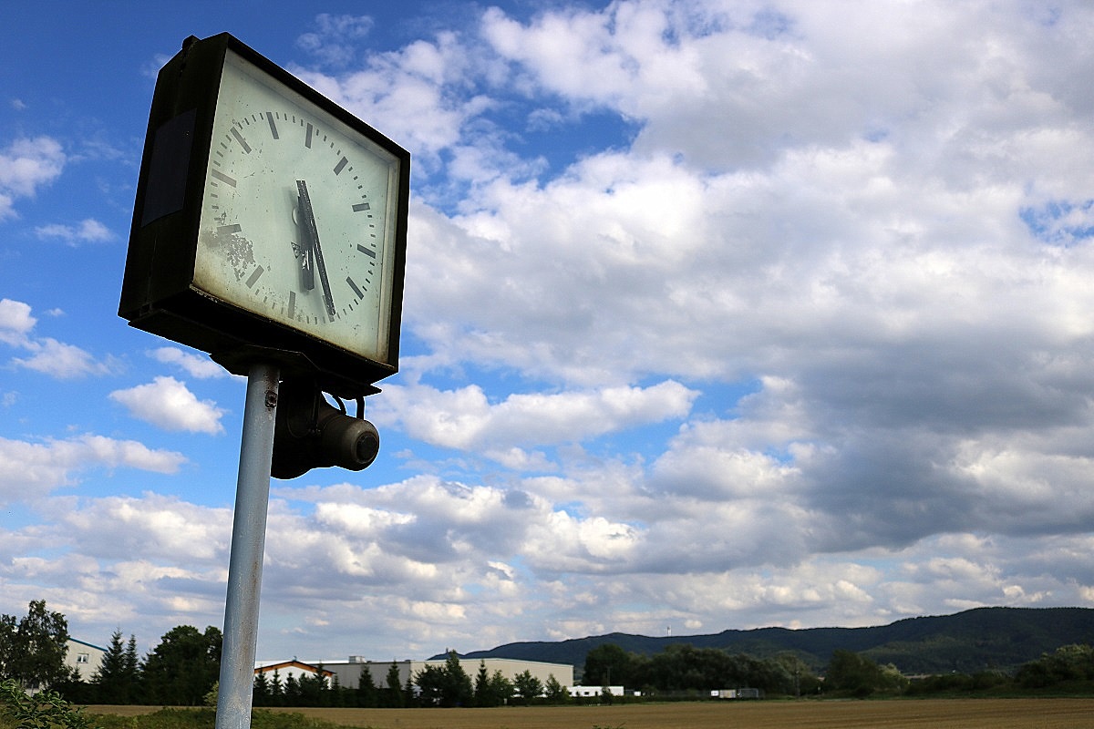 Ansicht einer alten Bahnhofsuhr im Bahnhof Berga-Kelbra auf der Bahnstrecke Halle–Hann. Münden (KBS 590), die trotz ihres Zustandes auf die Minute genau funktioniert - besser als so manche modernen Uhren der DB. [4.8.2017 - 17:26 Uhr]