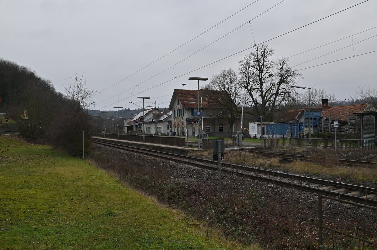Ansicht vom Bahnübergang aus über die Gleise auf das Empfangsgebäude. 31.1.2021
