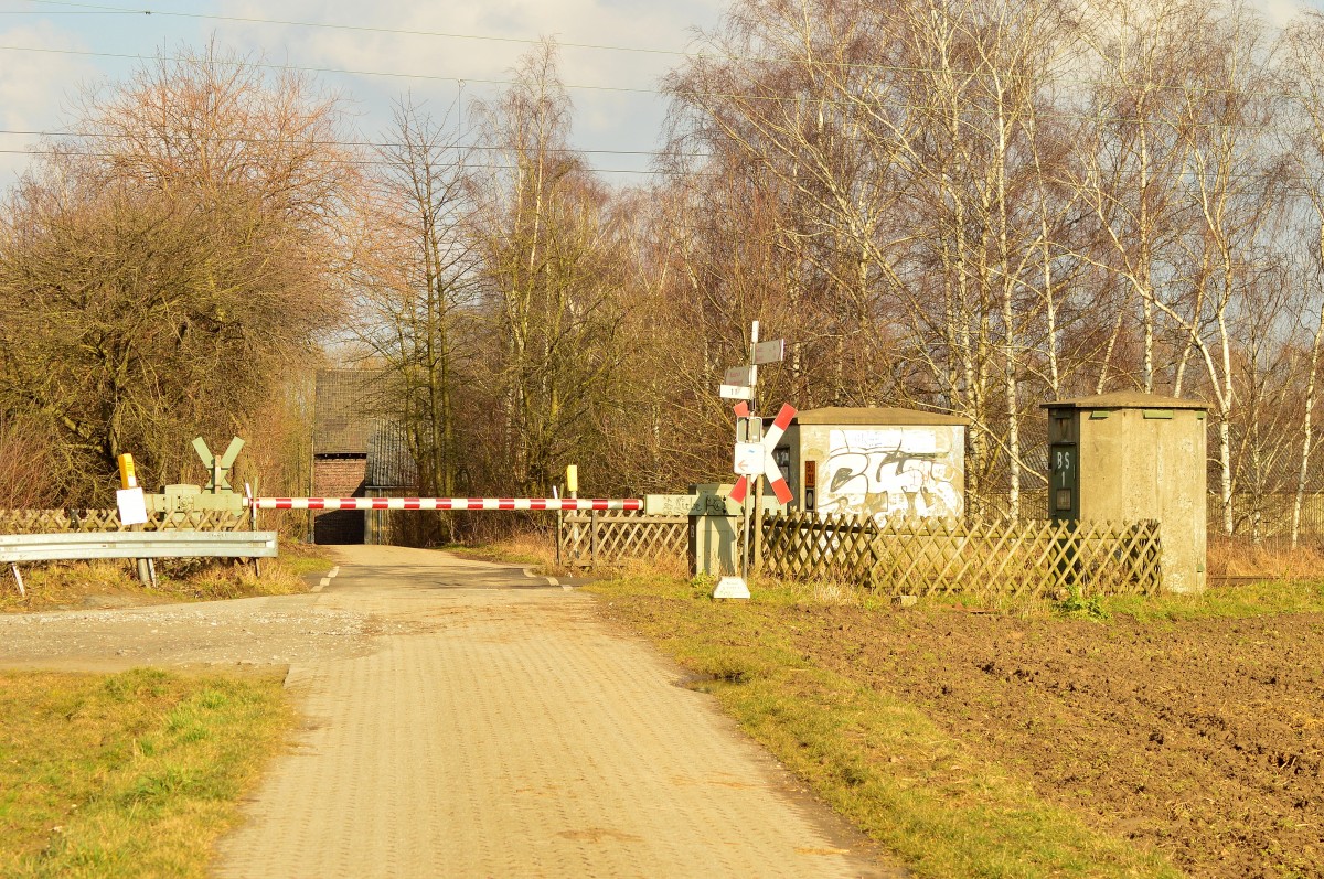 Ansicht vom Feldwegbü mit Anrufschranke in Kaarst Broicherseite. 22.2.2015