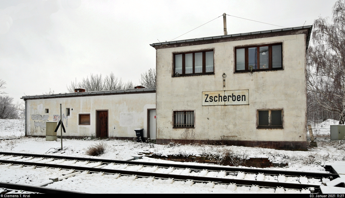 Ansichten der Blockstelle (Bk) Zscherben kurz vorm Baustart
Der Arbeitsplatz des Bedieners besteht aus einem Gleisbildstellwerk der Bauart GS II DR von WSSB. Von dort aus werden die beiden Blocksignale  A  und  B  sowie der benachbarte Bahnübergang (Bü) auf der Teutschenthaler Straße bedient - bis zum Sommer des letzten Jahres auch noch die etwa 400 Meter entfernte ehemalige Anrufschranke.

🚩 Bahnstrecke Halle–Hann. Münden (KBS 590)
🕓 3.1.2021 | 11:27 Uhr