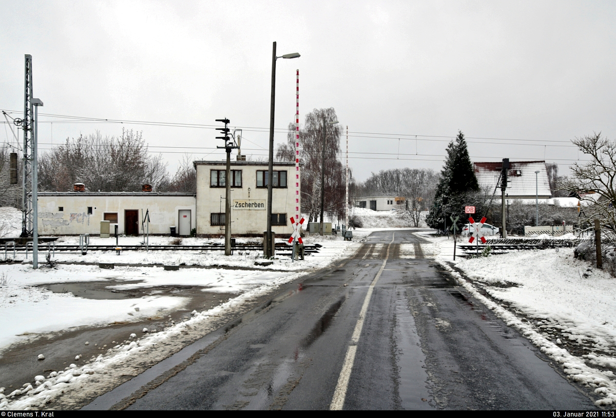 Ansichten der Blockstelle (Bk) Zscherben kurz vorm Baustart
Mit Blick auf den Bahnübergang (Bü) auf der Teutschenthaler Straße wird das Gleisbildstellwerk leider durch einige Masten verdeckt, die aber durchaus ihren Reiz haben. Wie viele nach den Arbeiten in dieser Form noch stehen, wird sich zeigen. Im Zuge leit- und sicherungstechnischer Anpassungen zwischen Angersdorf und Teutschenthal vom 16.1. bis zum 10.4.2021 werden beispielsweise die beiden Blocksignale er- und versetzt.

🚩 Bahnstrecke Halle–Hann. Münden (KBS 590)
🕓 3.1.2021 | 11:53 Uhr