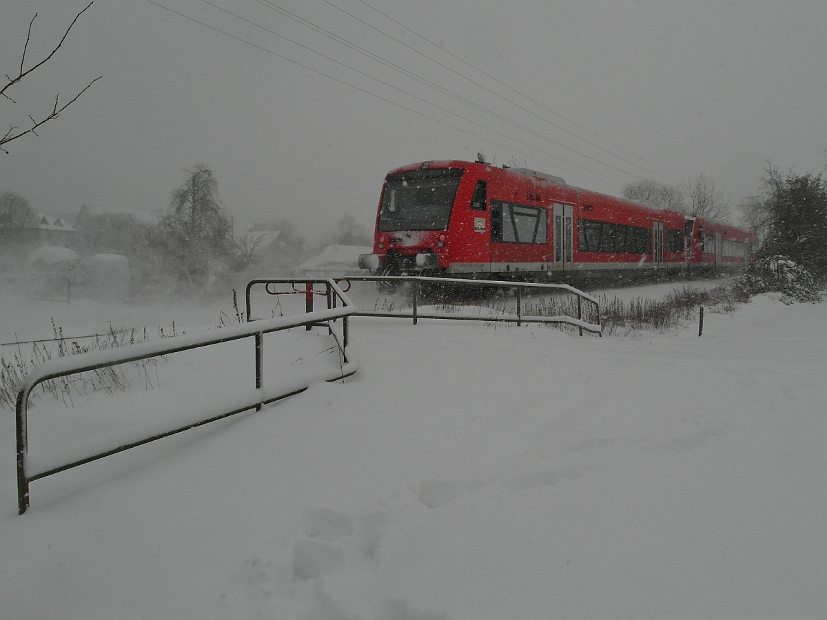 Anstatt mit Doppelstockwagen und einer schiebenden 218er sind am 30.12.2014 bei Eriskirch-Moos zwei Triebwagen der Baureihe 650 als IRE nach Lindau unterwegs.