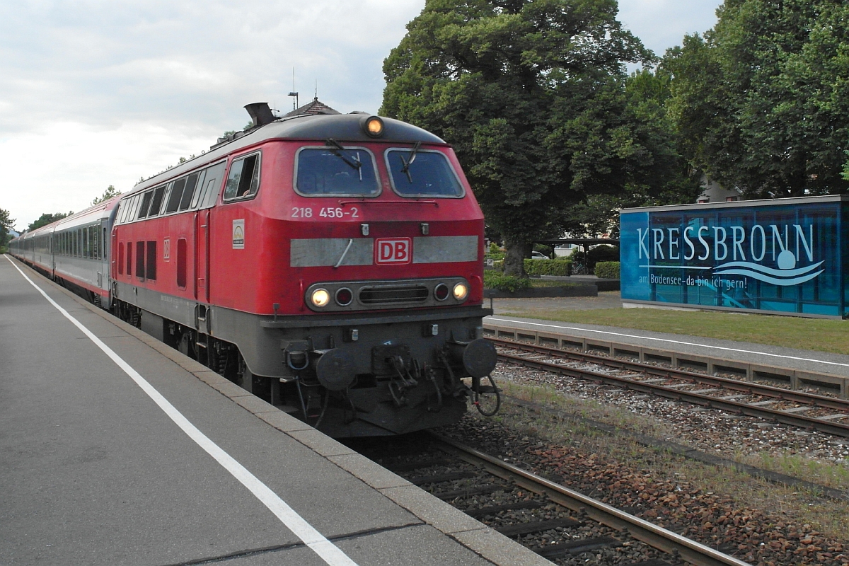 Anstatt mit zwei Loks der Baureihe 218 zieht am 25.06.2017 nur 218 456-2 die Wagen des IC 119, Münster (Westf) - Innsbruck, mit 59 Minuten Verspätung durch den Bahnhof von Kressbronn.