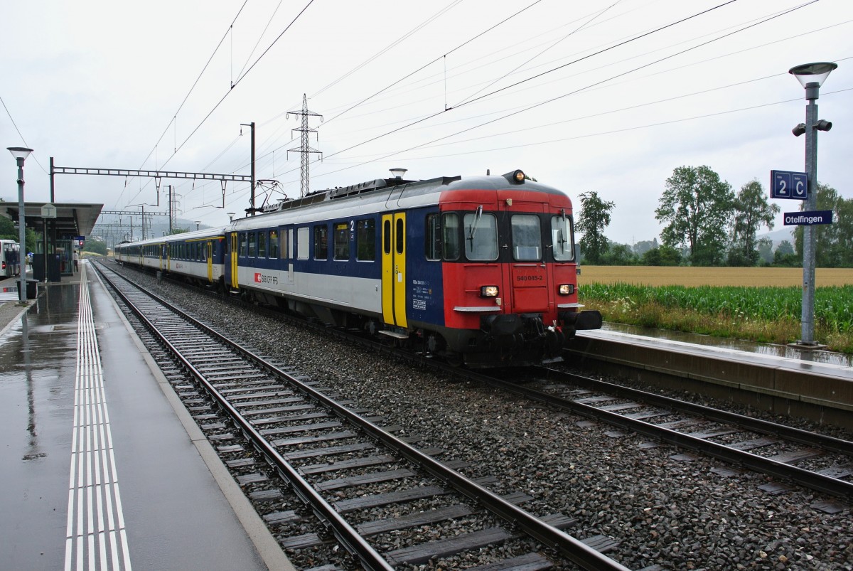 Anstelle des DPZ HVZ verkehrte heute ein RBe Pendel als Ersatz durchs Furttal. RBe 540 045-2, AB EWII, A EWI, 2 B EWI, RBe 540 016-3 als Ersatz S 18080 bei Einfahrt in Otelfingen. Nach dem Einsatz als Zusatz S-Bahn Oerlikon-Otelfingen verkehrt der Pendel via Wrenlos-Killwangen-Rangierbahnhof Limmattal zurck ins Abstellfeld in Zrich, 09.07.2014.