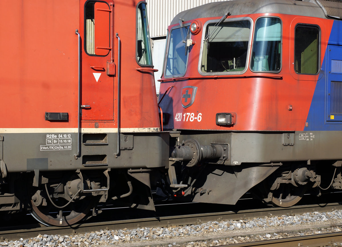 Anstelle einer Re 620 brachten am 28. Februar 2020 die beiden Re 420 244-6 und Re 420 178-6 einen langen Güterzug nach Gerlafingen. Für die Re 420 244-6 wird gemäss der Anschrift bald die letzte Stunde schlagen.
Foto: Walter Ruetsch