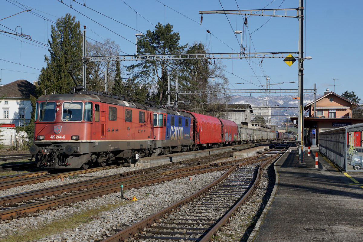 Anstelle einer Re 620 brachten am 28. Februar 2020 die beiden Re 420 244-6 und Re 420 178-6 einen langen Güterzug nach Gerlafingen. Für die Re 420 244-6 wird gemäss der Anschrift bald die letzte Stunde schlagen.
Foto: Walter Ruetsch