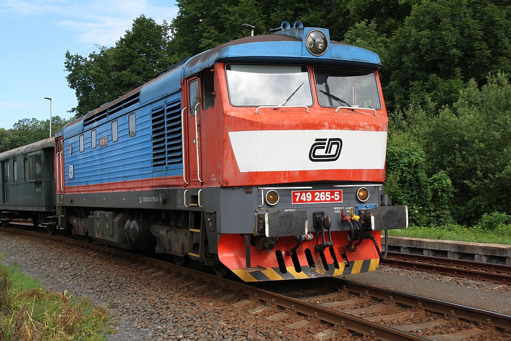 Anstelle der untauglichen CSD 464.202 führte am 06.Juli 2019 die CD 749 265-5 den Sp 10831 (Olomouc hl.n. - Roznov pod Radhostem). Bild aufgenommen in der Haltestelle Stritez nad Becvou.