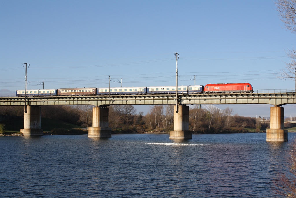 Anstelle einer vorgesehenen Lok der Baureihe 2143 wurde am 01.Dezember 2013 der BB-Erlebniszug SR 17937 von Wien FJB nach Marchegg von der BB 2016 023-1 gefhrt. Das Bild zeigt das  Erlebnis  auf der Brcke ber der Neuen Donau kurz vor der Hst. Lobau.