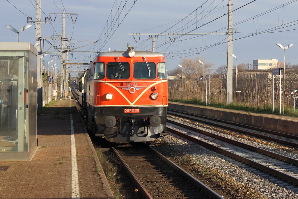 Anstelle der vorgesehenen NLB 93.1420 wurden am 01.Dezember 2013 die Zge von Meidling nach Waldmhle von der BB 2050.09 gefhrt. Das Bild zeigt den SLP 19205 von Mistelbach nach Meidling bei der Durchfahrt durch die Hst. Wien Haidestrasse.